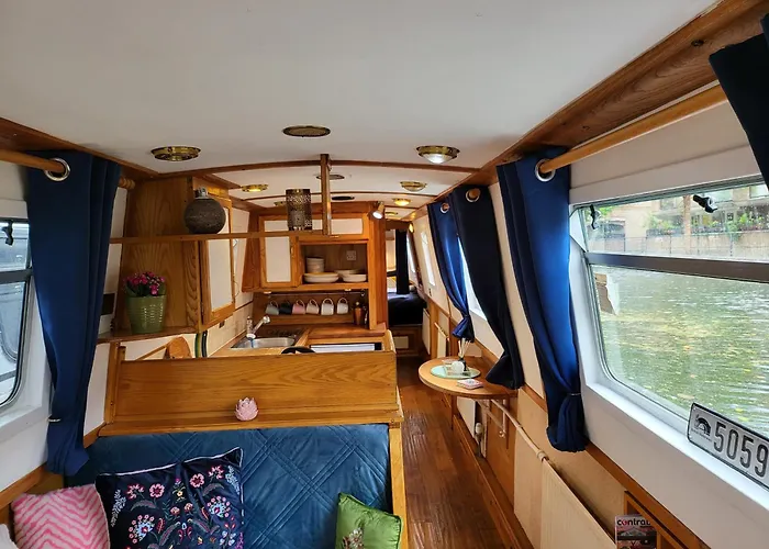 Cosy Canal Boat In Little Venice For Family & Friends